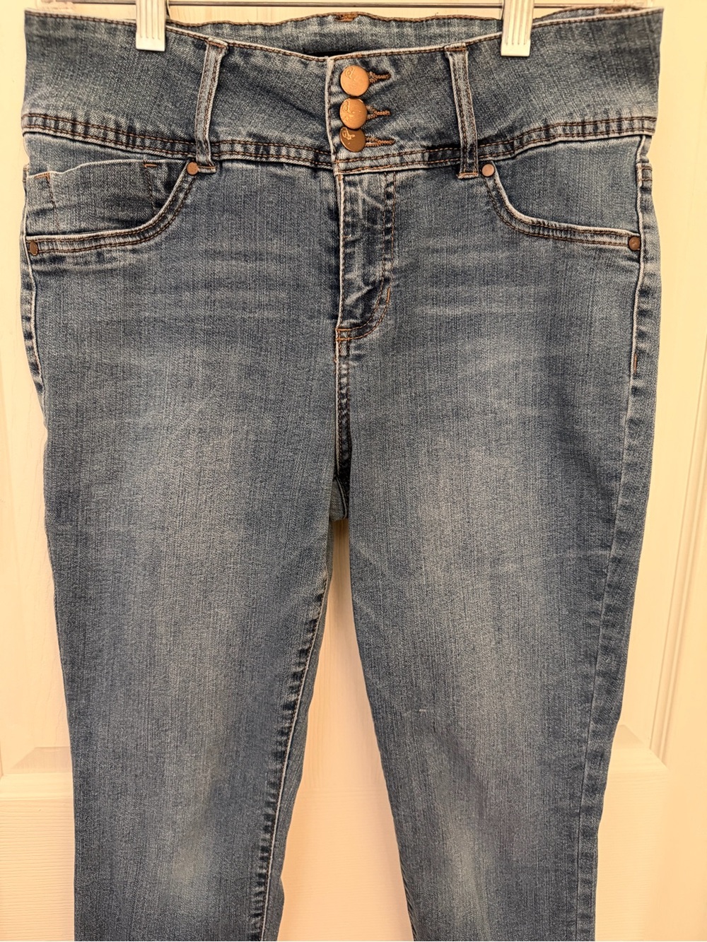 d. jeans High-Rise Skinny Jeans
Women's Blue Medium Wash 3-Button, Size 8 - Picture 4 of 9